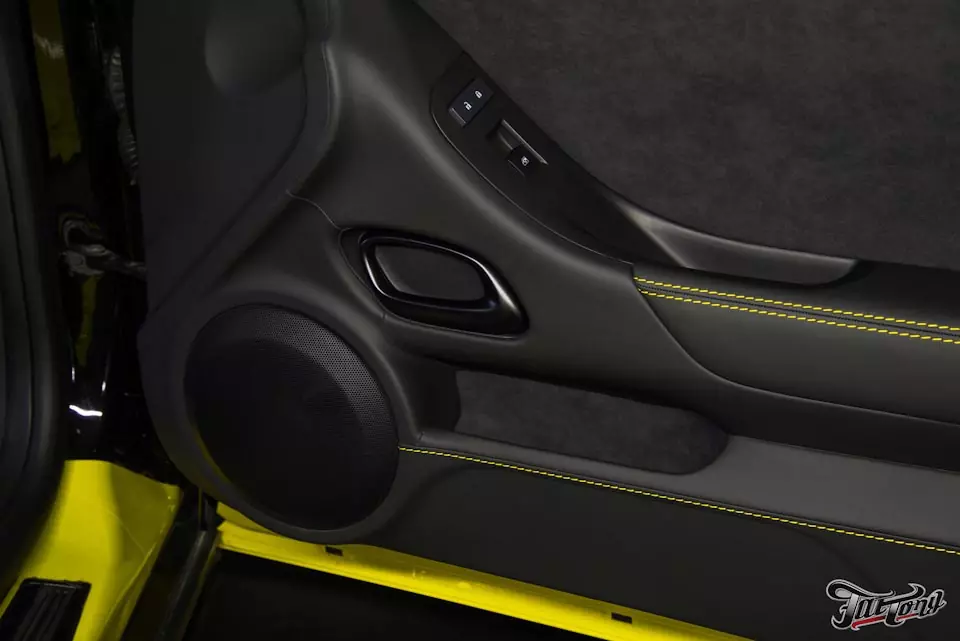 Chevrolet Camaro SS. Полный пошив салона по уникальному дизайну с применением лазерной гравировки! Полная замена штатной музыкальной системы!